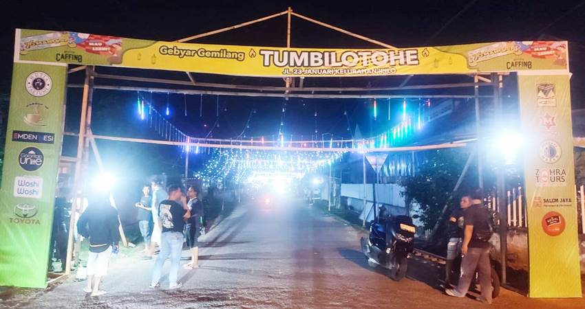 Sejumlah warga Kelurahan Ipilo Kecamatan Kota Timur Kota Gorontalo saat sedang persiapan pemasangan lampu Tumbilotohe yang saat ini sudah dimodernisasi yang dulunya lampu minyak tanah, kini menjadi lampu listrik. (Foto: Natha/Gorontalo Post).