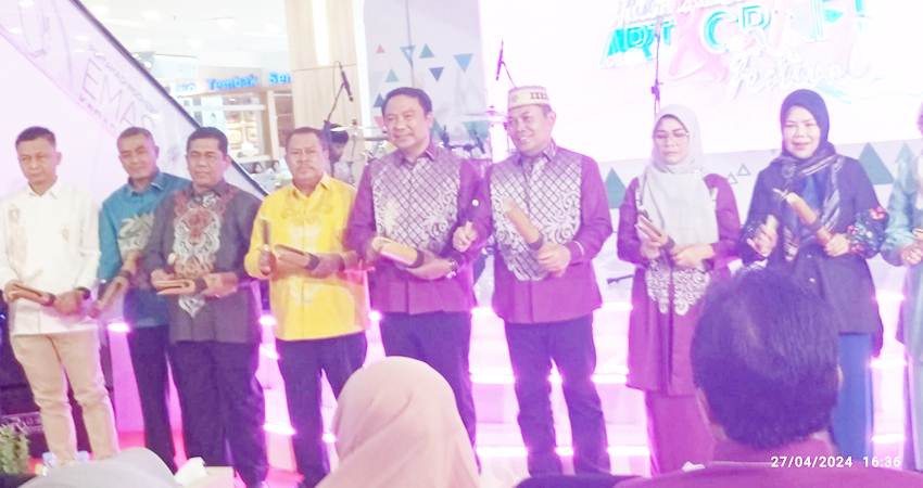 Ketua Deprov Gorontalo Paris Jusuf saat menghadiri pembukaan gebyar UMKM yang berlangsung di Citimall Gorontalo, Sabtu (27/4).