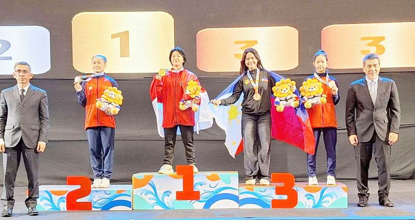 MERAH PUTIH : Zaskia Putri Salurante (podium Satu), Atlet Karate asal Gorontalo, saat menerima medali emas kejuaraan South East Asian Karate Federation Championship SEAKAF di Bangkok Thailand 2024, Jumat (26/4). (foto : istimewa)