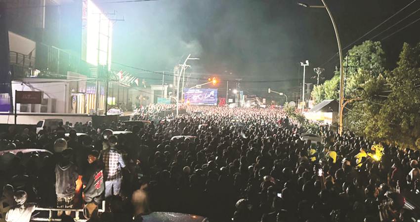 UNTUK TIMNAS : Warga Gorontalo memadati kawasan simpang empat Kantor DPW Nasdem Gorontalo, untuk menyaksikan dan memberikan dukungan terhadap timnas Indonesia U-23 saat mengadapi tim Uzbekistan, Senin (29/4) malam. (foto : jitro paputungan / gorontalo post)