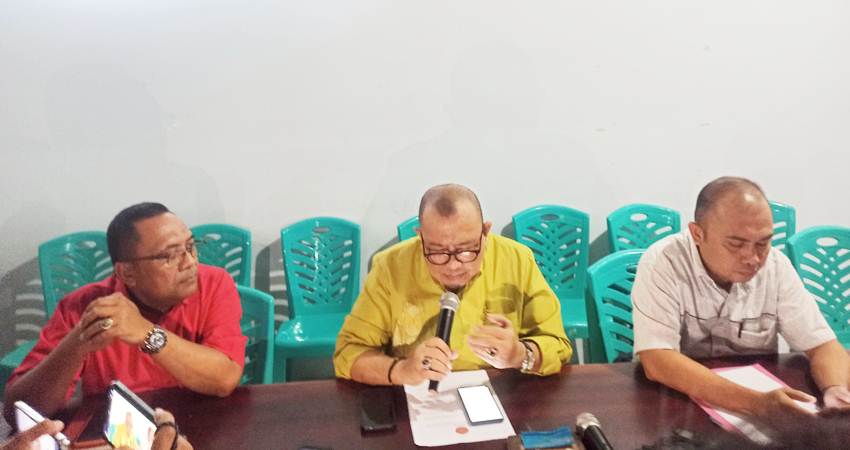 Wakil Dekan (WD) III Fakultas Hukum UNG Suwitno Imran (tengah) didampingi sejumlah dosen fakultas hukum saat memberikan klarifikasi kepada awak media terkait dugaan tindak pidana penganiayaan dan kekerasan seksual yang dilakukan oknum Dosen Fakultas Hukum, Kamis, (25/4/2024). (Foto: Fahrul Hulalata/Magang Gorontalo Post).