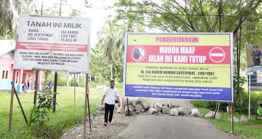 BELUM DIBAYAR : Warga memagari akses jalan di kompleks perkantoran Bone Bolango, karena lahan yang belum dibayar oleh Pemda Bone Bolango, Senin (1/4). (foto : istimewa)