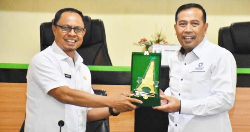 TERIMA. Sekda saat menerima ketua Ombudsman Gorontalo belum lama ini