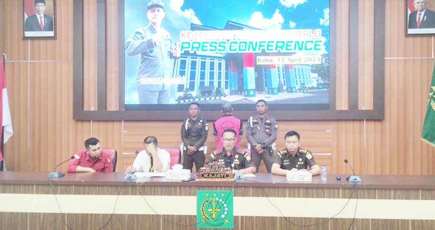 Kepala Kejaksaan Tinggi Negeri Gorontalo, Purwanto Joko Arianto ungkap Penahanan terhadap mantan Bupati Hamim Pou di Kejaksaan Tinggi Gorontalo belum lama ini. (Foto: Roy/Gorontalo Post).