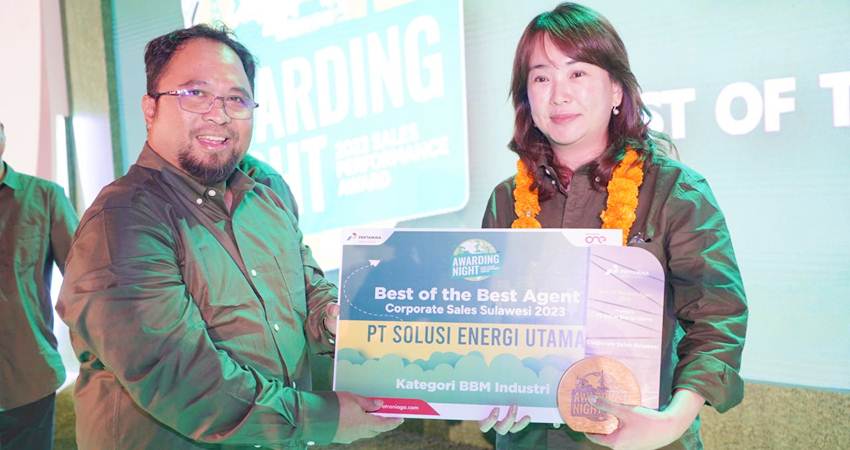 APRESIASI : Executive General Manager Pertamina Patra Niaga Sulawesi, Erwin Dwiyanto, menyerahkan penghargaan kepada Agen BBM Industri dan Distributor Petrochemical pada malam apresiasi, Kamis (25/4). (foto : dok / pertamina)