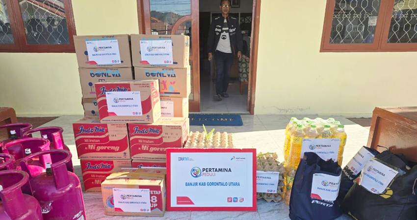 PERTAMINA PEDULI - Paket bantuan Pertamina bagi warga terdampak banjir di wilayah Tolinggula, Gorontalo Utara, siap di distribusikan. (foto : dok / pertamina)
