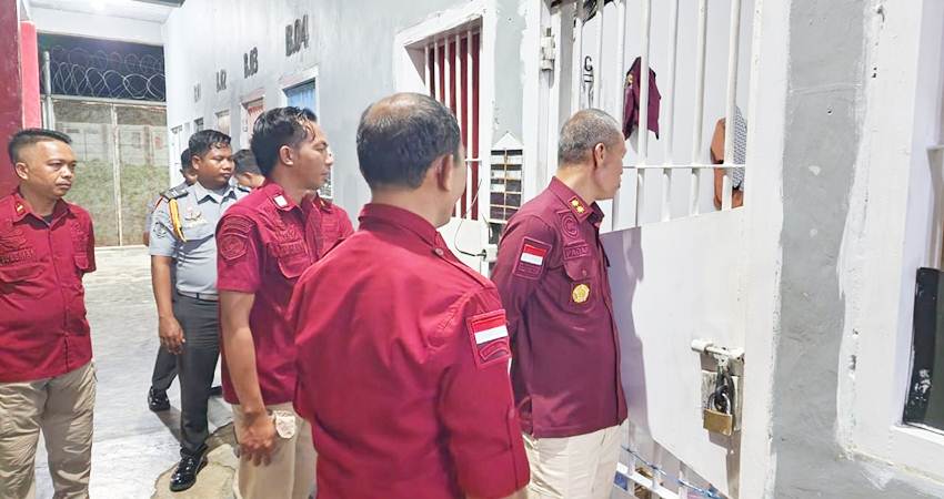 Kepala Kantor Wilayah Kementerian Hukum dan HAM Gorontalo, Pagar Butar Butar, saat sidak di blok Napi di Lapas Pohuwato.