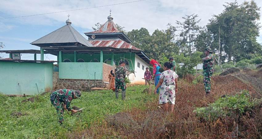 Karya Bakti TNI, Bersama Warga Babinsa Koramil Bone Pantai Bersih-bersih Lingkungan