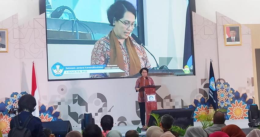 Sekretaris Jenderal Kemendikbudristek RI, Suharti saat berikan sambutan pada Peresmian Gedung Kantor Bahasa Provinsi Gorontalo di Kecamatan Tilongkabila, Kabupaten Bone Bolango, Rabu (8/5). (Foto: Fahrul Hulalata/mg/ Gorontalo Post)