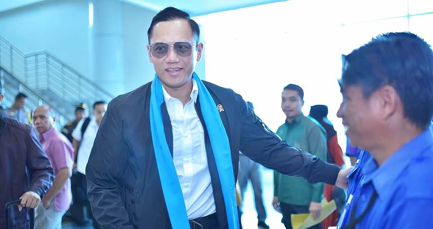 AYH Saat tiba di Bandara Djalaludin Gorontalo, Ahad (5/5) dan langsung melanjutkan perjalanan ke Bolaang Mongondow Selatan, melihat lahan relokasi korban erupsi Gunung Ruang. (foto : instagram @agusyudhoy0no)