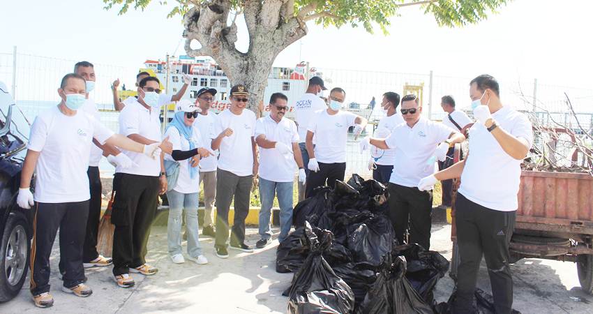 PEDULI LINGKUNGAN : Peserta Ocean Clean Up Day berhasil mengumpulkan 154,4 Kg sampah di pantai kawasan Pelabuhan Ferry Pagimana, Ahad (28/4). Kegiatan ini dirangkaikan dengan HUT ke 51 PT. ASDP Indonesia Ferry. (foto : dok /asdp luwuk)