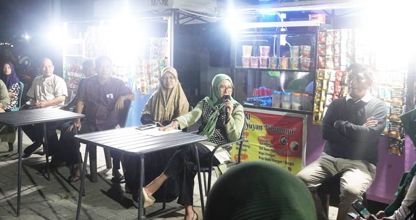 Bersama jajaran, Kepala Kantor Kemenag Kota Gorontalo Misnawaty S Nuna dan Ketua Yayasan Putra Mandiri Kota Gorontalo Raden Sahi saat melakukan bincang santai terkait persiapan penilaian tahap 2 zona integritas. Jumat, (3/05).