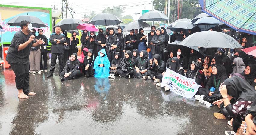 MOMEN HARDIKNAS : Aliansi Jejak Puan Gorontalo, menggelar aksi teatrikal di kawasan Simpang Lima Gorontalo, menyuarakan Hak Perempuan dan Melawan Tindak Kekerasan dan Pelecehan Seksual di Gorontalo, Kamis (2/5). (foto : Raman Supriyatna Tamu / mg/ gorontalopost)