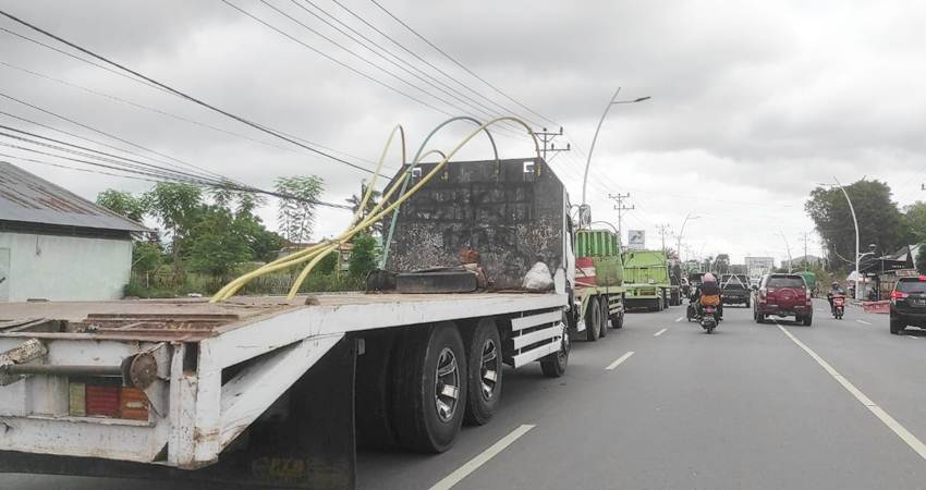 Antrian kendaraan jenis truk dan tronton di ruas jalan eks Andalas mulai berkurang, Selasa (28/5/2024).(Foto : Roy/Gorontalo Post).