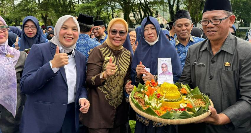 GM Aston Gorontalo & Ibu Bupati Kab. Bone Bolango beserta ASN yang mengikuti Upacara Hari Kebangkitan Nasional, Senin (20/5/2024). (F. Istimewa)
