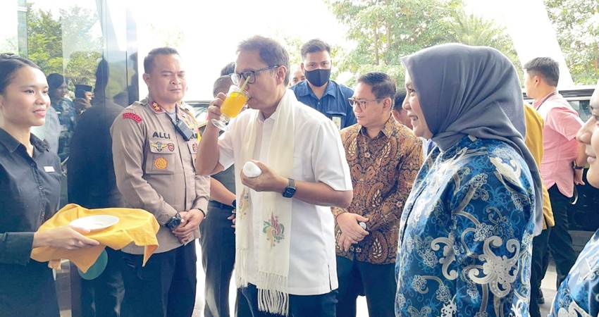 General Manager ASTON Gorontalo Hotel & Villas, Ibu Yunita Abdullah, saat menyambut menteri kesehatan RI, Budi Gunadi Sadikin, Jum'at, (24/5/2024). (F. Istimewa)