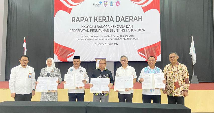 Foto bersama Plt Kaper BKKBN Provinsi Gorontalo bersama mitra terkait setelah melakukan penandatanganan Perjanjian Kerja Sama (PKS), Rabu (29/5/2024) (F. Diyanti/Gorontalo Post)
