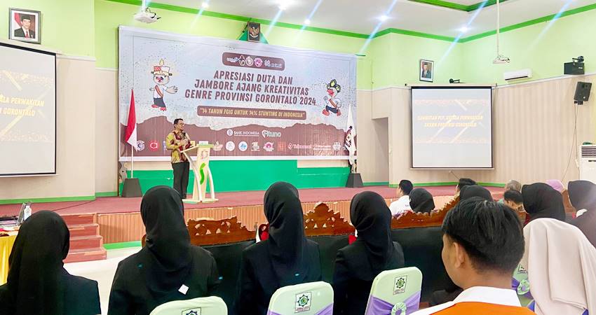 Plt Kaper BKKBN Provinsi Gorontalo saat memberikan sambutan pada kegiatan Adujak Genre Tahun 2024, Kamis (30/5/2024). (F. Diyanti/Gorontalo Post)