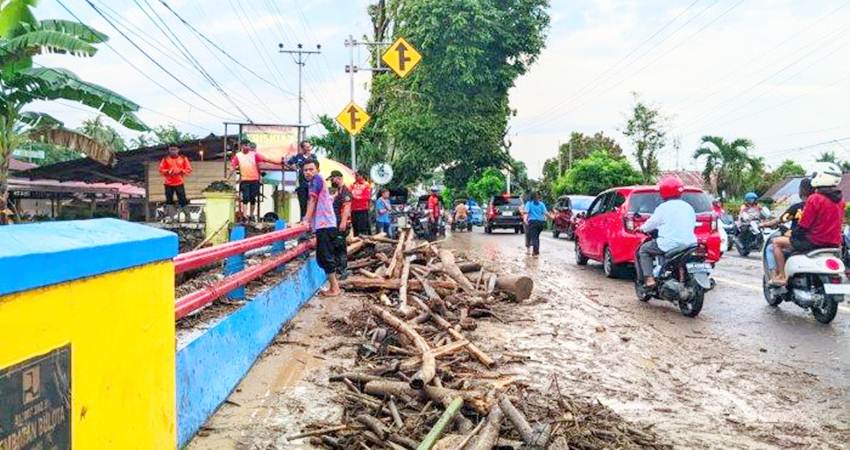 BANJIR BANDANG : Material sampah dan penggelan kayu berbagai ikuran nyangkut di jembatan kompleks Polres Gorontalo, sejumlah rumah warga di kawasan itu juga terendam air.
