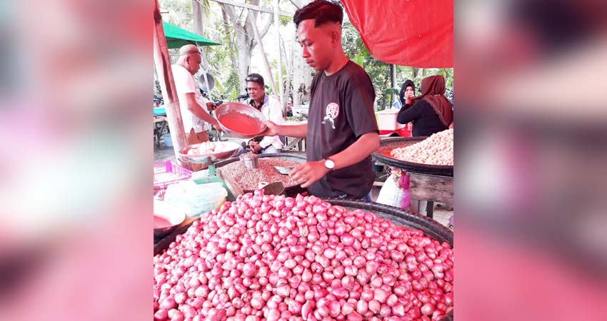 Bawang merah , salah satu komoditi penyumbang deflasi di Gorontalo pada bulan Juli 2024 sebesar -0,05 persen.(Foto Lidya/Gorontalo Post)