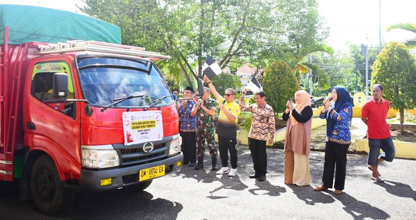Wali Kota Gorontalo, Marten Taha bersama unsur Forkopimda ketika melepas salah satu truk yang akan mendistribusikan BCP ke seluruh kelurahan yang ada di Kota Gorontalo, Jumat (17/5/2024). (Foto: Prokopim)