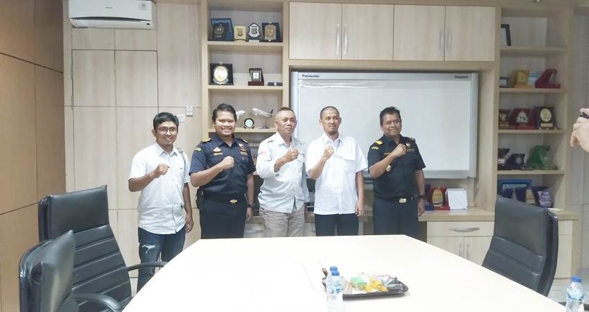 KOLABORASI : Kepala kantor pelayanan Bea Cukai Gorontalo, Ade Zirwan dan jajarnaya saat berkunjung ke Graha Pena Gorontalo Post, Selasa (14/5).