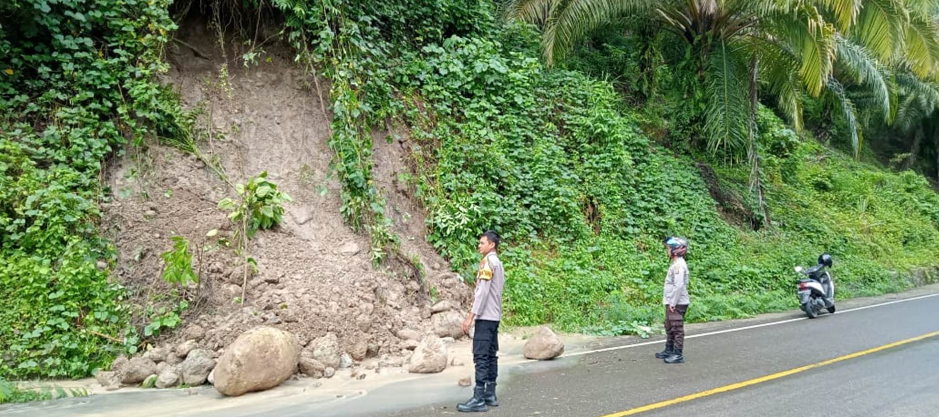 Kapolsek Taluditi, Ipda Syafruddin Adam,S.H meminta kepada masyarakat agar senantiasa waspada terhadap bencana yang akan datang, baik itu banjir, longsor, maupun pohon tumbang.