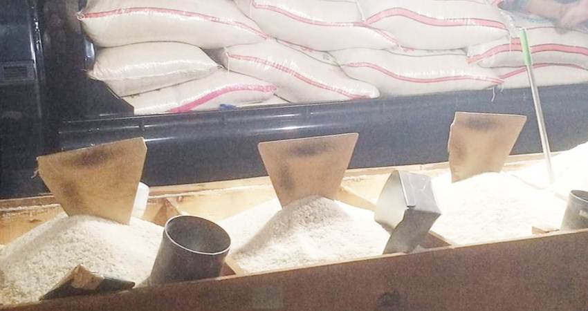 Beberapa jenis beras yang dijual pedagang.