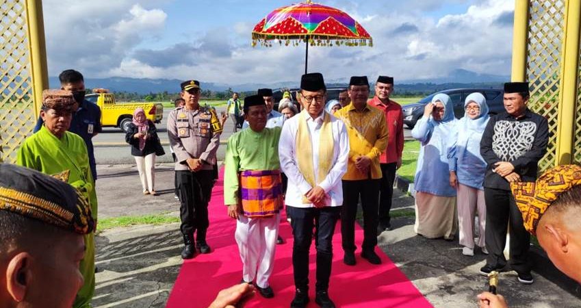 Menkes RI Budi Gunadi Sadikin disambut adat mopotilolo, saat tiba di VIP Bandara Djalaludin Gorontalo, Jumat (24/5). (foto : dok / diskominfotik)