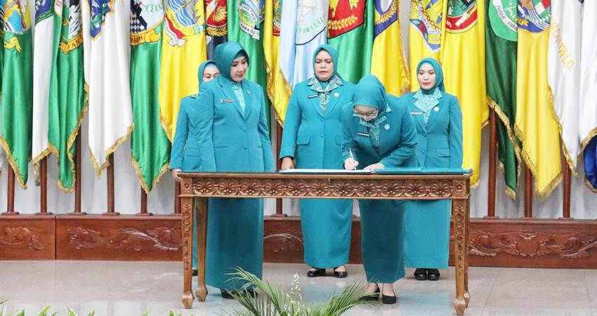 Penandatanganan berita acara pelantikan oleh PJ Ketua TP-PKK Provinsi Gorontalo Djoewiati Kentjana Soebrata Salahuddin disaksikan Ketua TP-PKK pusat Tito Karnavian, Senin, (27/5). (Foto – Sheila/dok-pemprov)