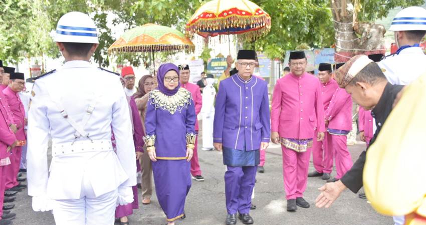 SELAMAT BEKERJA : Pj Gubernur Gorontalo Rudy Salahuddin bersama istri, Djoewiati Kentjana Soebrata, menjalani prosesi adat moloopu saat tiba di rumah jabatan Gubernur, Ahad(19/5). (foto : diskominfotik)