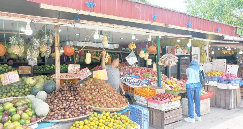 Buah-buahan yang dijajakan oleh pedagang di Kota Gorontalo.