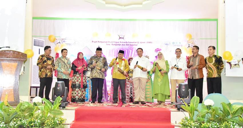 Pj Gubernur Gorontalo Ismail Pakaya, didampingi Kepala BI Gorontalo Dian Nugraha, Ka Kanwil Kemenag, Kepala MAN Insan Cendekia membunyikan polopalo pada pembukaan Arunika dan gerakan CBP Rupiah di MAN Insan Cendekia Gorontalo, Rabu, (1/4). (Foto – Alfred/Diskominfotik)