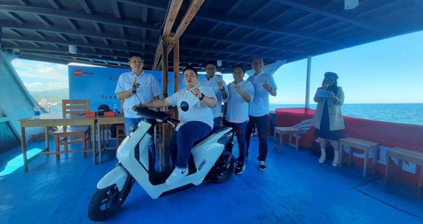 SATU HATI : PT. Daya Adicipta Wisesa (DAW) memperkenalkan sepeda motor listrik, Honda EM1 e: di Manado, baru-baru ini. (foto : dok / daw)