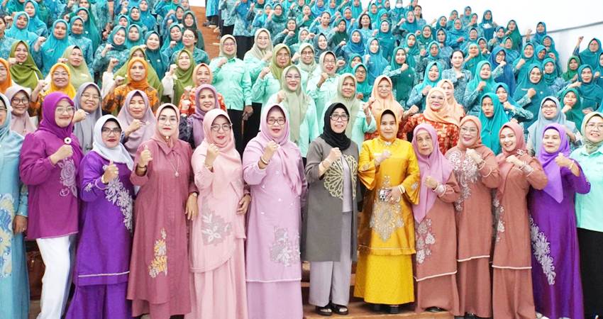 Foto bersama antara PKK Kota Gorontalo dengan PKK Kota Makassar.