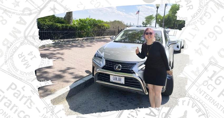 Lia Sundah berfoto dengan mobilnyi yang berplat nomor GANJAR. --