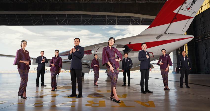 Pramugari dan pramugara Garuda Indonesia memperagakan seragam barunya.--