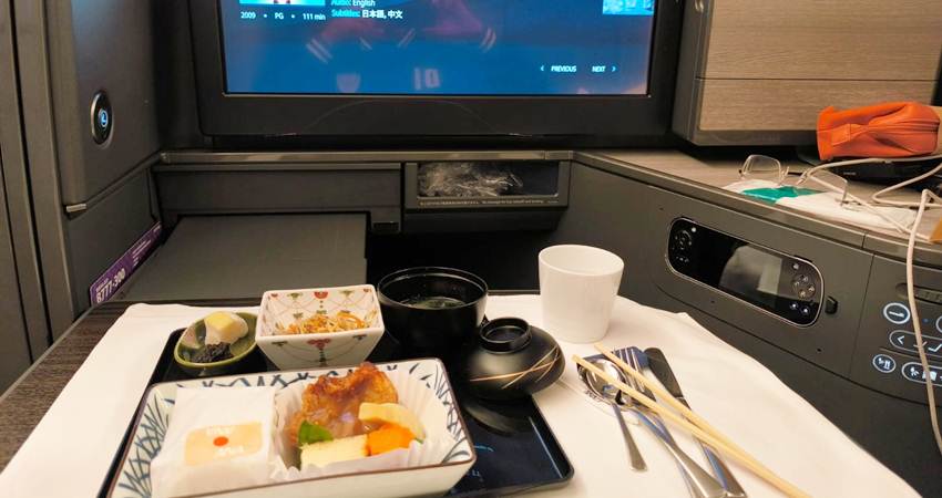 Menu makanan dan fasilitas di pesawat ANA yang membawa Dahlan Iskan dari Haneda menuju New York, Amerika Serikat.--