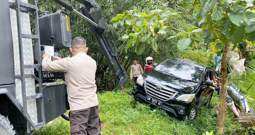 Sebuah mobil kijang inova terperosok ke jurang di Kelurahan Buladu, Kota Barat. Kejadian tersebut terjadi pada Selasa