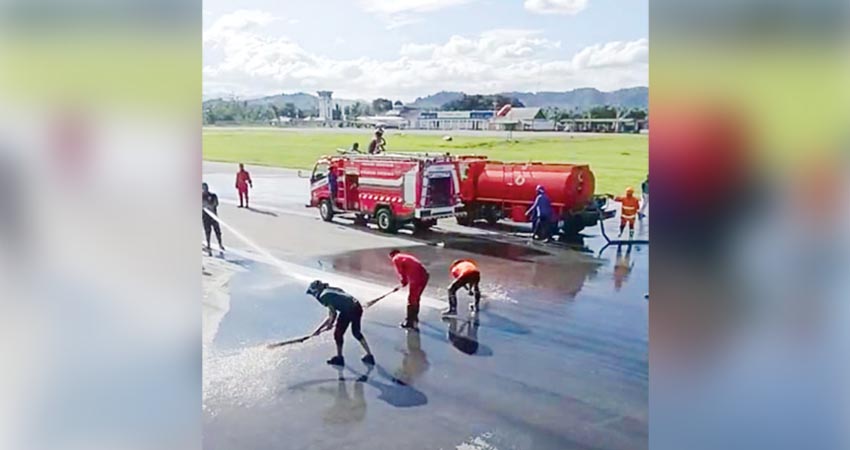 Tim gabungan Damkar, Kepolisian dan TNI saat membersihkan abu vulkanik Erupsi Gunung Ruang, Kabupaten Sitaro, Sulawesi Utara.