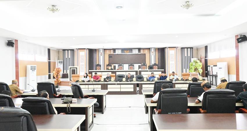 Rapat Pansus LKPJ DPRD Gorut bersama eksekutif.