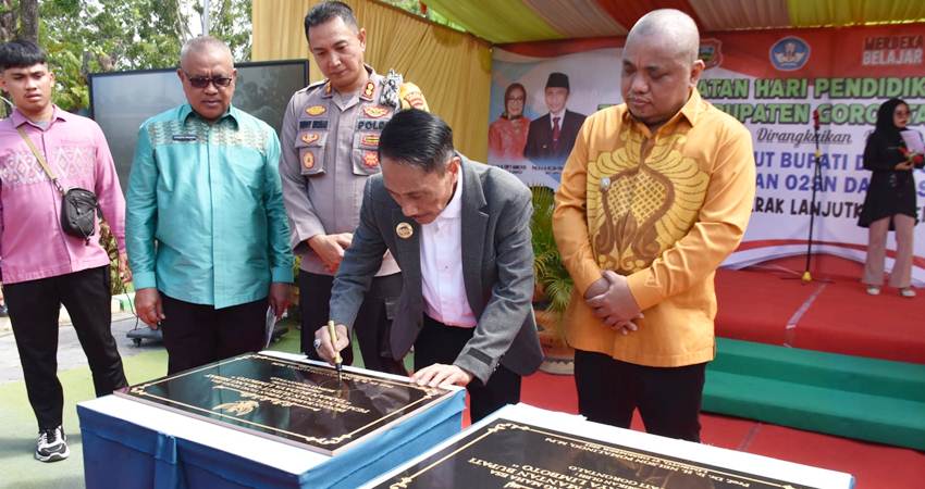 RESMIKAN. Bupati Gorontalo didampingi Wakil Bupati Hendra S Hemeto saat menandatangani prasasti dari pengresmian sudut orang hebat pada peringatan Hari pendidikan tingkat Kabupaten Gorontalo kemarin.