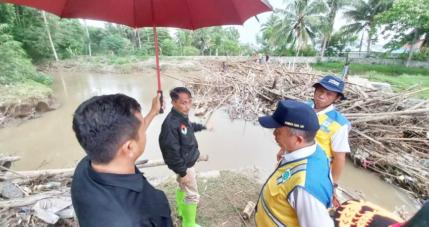 TINJAU. Bupati Gorontalo saat meninjau banjir di Kelurahan Hunggaluwa Kecamatan Limboto, sore kemarin.