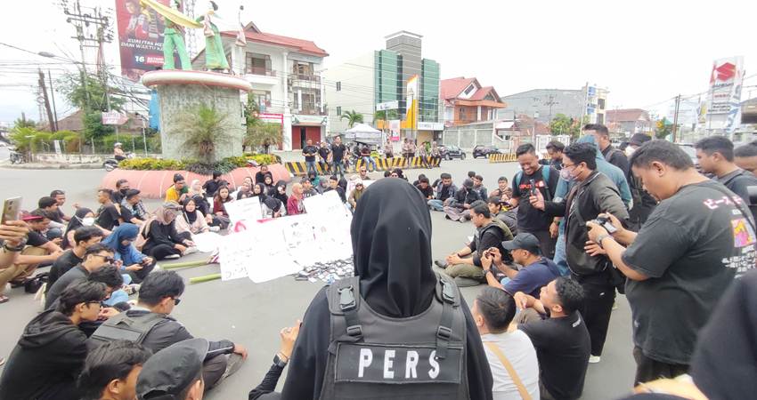 Aksi demonstrasi yang dilakukan oleh gabungan organisasi jurnalis Gorontalo, sebagai bentuk penolakan terhadap draft RUU Penyiaran yang rencananya akan disahkan sebagai Undang-Undang oleh DPR RI. (F. Natha/ Gorontalo Post)
