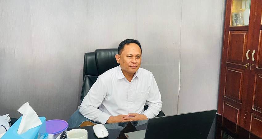 Kepsek Madrasah Ibtidaiyah Al Wataniyah, Ismail Haluti, saat ditemui Awak media di ruangannya, Selasa (21/5/2024). (F. Diyanti/Gorontalo Post)