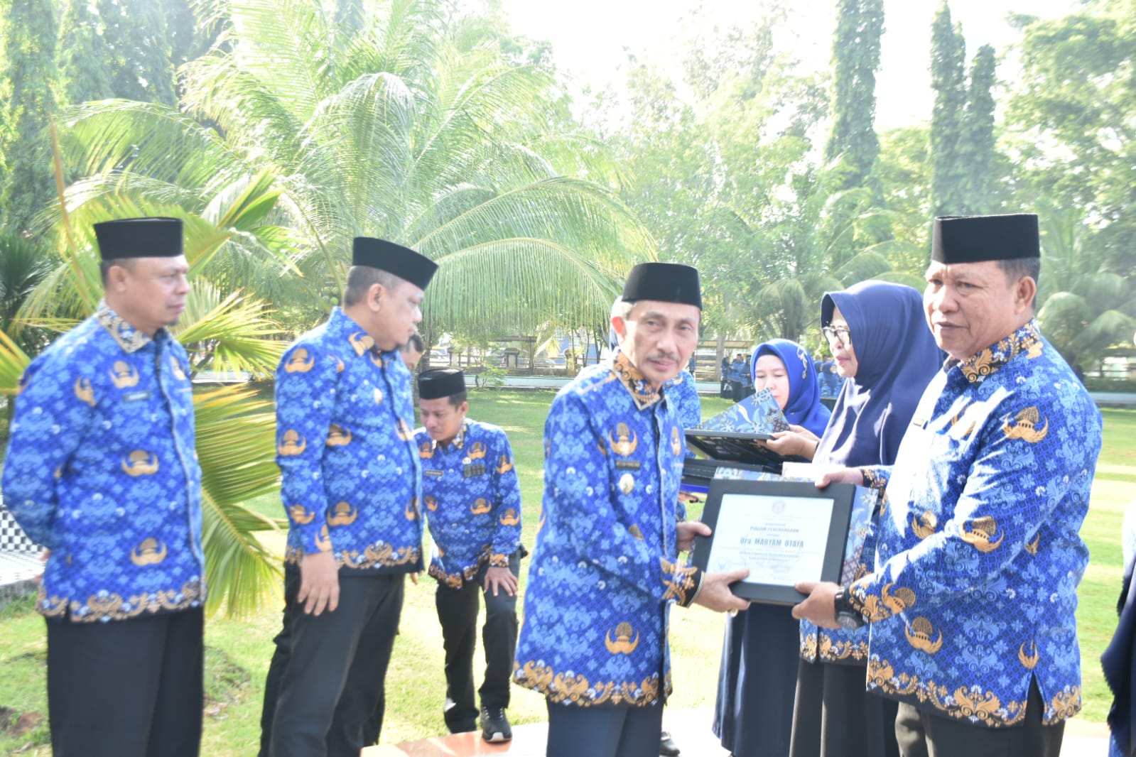 SIMBOLIS.Bupati Gorontalo Nelson Pomalingo saat mengapresiasi pengelolaan administrasi keuangan.