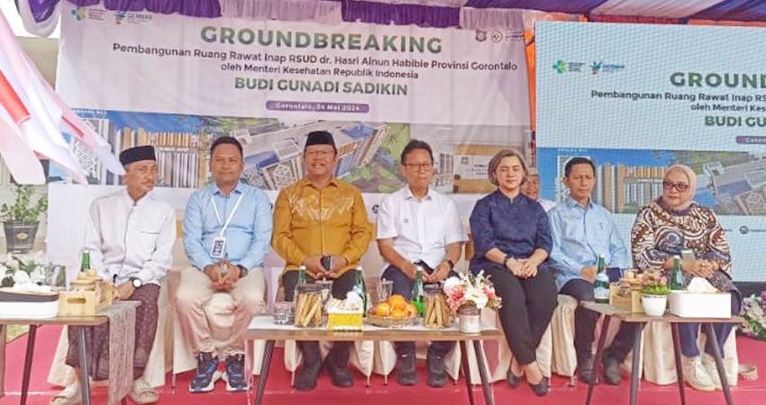 HADIR. Bupati Gorontalo (paling kiri) saat hadir bersama Menteri Kesehatan-RI pada peletakan batu pertama pembangunan ruang rawat inap RS dr Hasri Ainun Habibie.