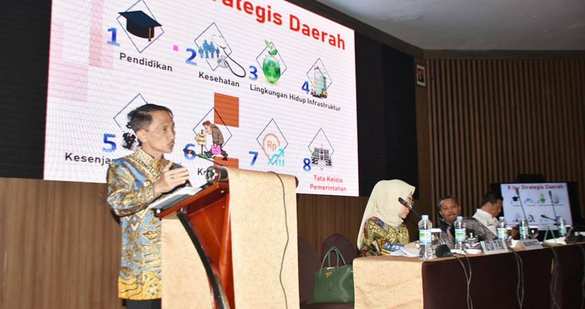 BUKA. Bupati Gorontalo Nelson Pomalingo saat membuka acara capacity Building di hotel Aryaduta Manado.