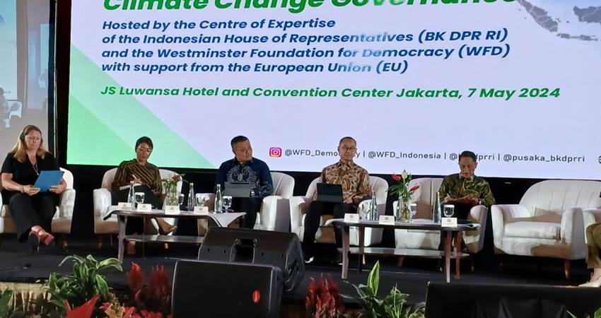 PEMATERI. Bupati Gorontalo Nelson Pomalingo saat memberkan seminar internasional terkait perubahan iklim bersama pemateri lainnya, di JS Luwansa Hotel and Convention center Jakarta