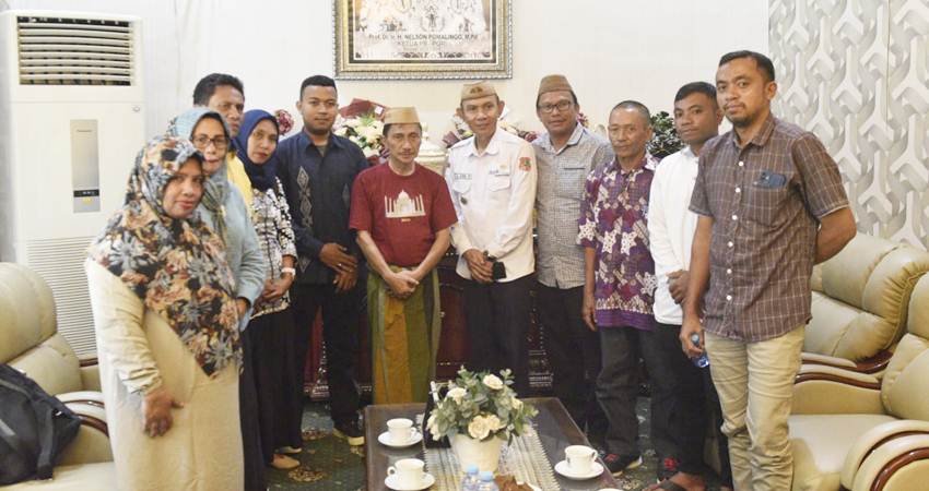 FOSE. Bupati Gorontalo Nelson Pomalingo saat foto bersama dengan para Kepala lingkungan se KecamatanLimboto bersama Camat Limboto Azis Pakaya di rumah dinas, kemarin.